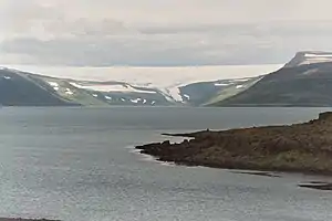 Blick über den Fjord Ísafjarðardjúp auf das Eisfeld des Drangajökull mit der Gletscherzunge der Kaldalón-Bucht