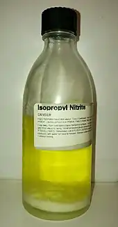 Eine halb gefüllte Flasche mit gelben, transparentem Inhalt und weißlichem Bodensatz