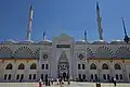Haupteingang und Minarette