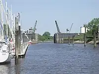 Schwingesperrwerk bei Niedrigwasser, Blick in Richtung Schwingemündung