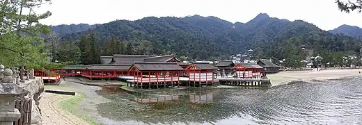 Panorama des Hauptschreins mit seinen über dem Wasser errichteten Gebäuden