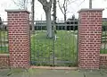 Das mit zwei Davidsternen versehene Eingangstor zum wiederhergestellten Jüdischen Friedhof