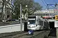 Ein Regio­Tram-​Zug der Linie RT 1 ver­lässt den Tun­nel un­ter dem Kopf­bau über die Ost­ram­pe.