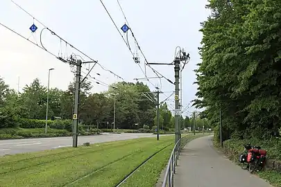 Seite 750 V mit je zwei Straßen­bahn­stre­cken­tren­nern, zwischen den Trennern liegt der neutrale, dahinter der geerdete Abschnitt.