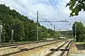 Bahnhof Ošta­ri­je mit ge­gen 25 kV iso­lier­ter ita­lie­ni­scher Fahr­lei­tung