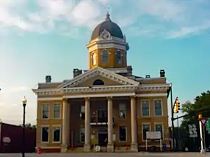 Jasper County Courthouse (2003). Das Courthouse entstand im Jahr 1907 im Stile des Neoklassizismus. Es war in der Geschichte des County das dritte Gerichts- und Verwaltungsgebäude. Im September 1980 wurde es in das NRHP eingetragen.