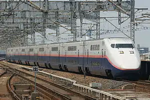 Baureihe E1 in neuer Lackierung am Bahnhof Ōmiya