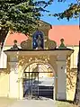 Barocktor mit St.-Andreas-Figur