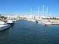 Hafenbecken mit Yachten, im Hintergrund weiße Gebäude