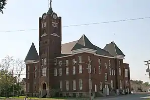 Jackson County Courthouse in Newport (2012). Das 1892 fertiggestellte Verwaltungs- und Gerichtsgebäude (Courthouse) des County ist seit November 1976 im National Register of Historic Places eingetragen.
