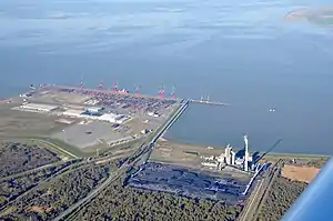 Luftaufnahme des JadeWeserPorts (links im Bild) und des Kraftwerks Wilhelmshaven