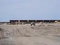 Juli 2010: Ein Zug bringt Material für den Bau der Gleisanlagen im Nordbereich des aufgespülten Geländes