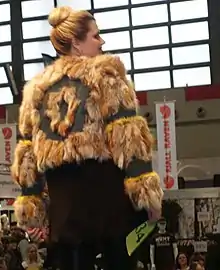 Jacke, Rotfuchsstücken, natur und gefärbt (Auszubildende Fabienne Ring, Fa. Samabor, 2020)