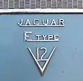 Logo eines E-Type (Serie 3), Bj. 1972, mit einem 5.3 ltr. Zwölfzylindermotor