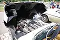 E-Type mit geöffneter Haube, Blick auf den 4,2-Liter-Sechszylinder