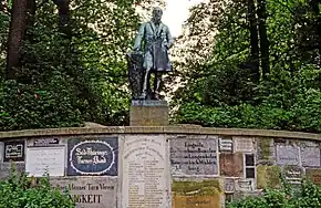 Jahn-Denkmal mit Gedenkplatten