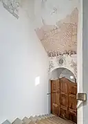 Stuckatur im Gemeindehaus mit einer Dar­stellung der Landsgemeinde und der Gebäu­de am Lands­gemeindeplatz mitten in der baulichen Trans­formations­phase der 1770er-Jahre