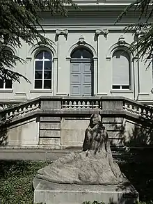 Die weibliche Rundplastik von 1923, stellt Anna Haffner dar. Ursprünglich war die Plastik auf der der Steinenschanze aufgestellt. Die Arbeit war aus dem Projekt Wettbewerb des Kunstkredit Basel-Stadt, als Sieger hervorgegangen. Heute ist die Skulptur vor dem Bernoullianum zu sehen.