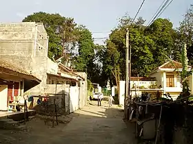 Jalan Jayagiri III (3. Jayagiri-Straße).Im Hintergrund das Grabmal