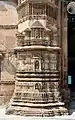 Minarettsockel links des Portals
