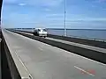 Auf der Brücke (Sicht vom Zugabteil)