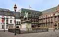 Jan-Wellem-Reiterdenkmal vor dem Doppeltrakt Marktplatz 3 und 2