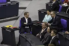 Jan Korte im Plenum des Deutschen Bundestages zusammen mit Dietmar Bartsch und Sahra Wagenknecht.
