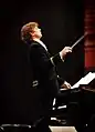 Jan Mulder dirigiert sein Orchester in Amerika