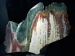 Bunt gebänderter und gesprenkelter Jaspis aus Madagaskar