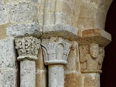 Kapitelle am Eingang vonSaint-Robert