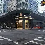 U-Bahn-Eingang Jay Street–MetroTech im Gebäudesockel