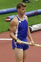 Jean Galfione, 1996 Olympiasieger und dreifacher Bron­ze­me­daillen­gewin­ner (WM 1995/EM 1994/EM 1998) schied mit 5,45 m bei einem Fehlversuch über 5,30 m aus