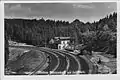 Bahnhof Tannenberg kurz nach dem „Anschluss“, als er für kurze Zeit den Namen Tannendorf trug. Im Hintergrund die Burg Tollenstein.