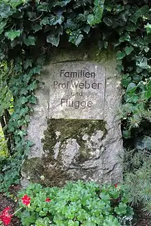 Grabstein mit der Beschriftung „Familien Prof. Weber und Flügge“