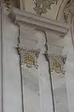 Pilaster mit Kapitellen