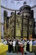 Das Grab Christi in der Grabeskirche musste bis zu seiner Renovierung im März 2017 mit Eisen gesichert werden.