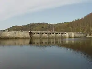Die Staumauer mit den Überläufen und der Stausee