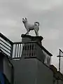 Korea-Jindo-Dog-Figur auf der Brücke