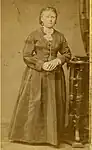Ganzkörperporträt einer Dame (ca. 1878)