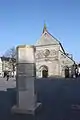 Ansicht der Johanniskirche vom Johannisplatz mit Stauferstele im Vordergrund
