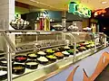 Salatbar in einem Restaurant, hier mit Hustenschutz-Scheiben und Wanneneinsätzen zur Kühlung der Salate etc. in eingehängten Schüsseln.