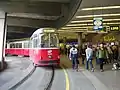 Bahnsteig in der Station Schottentor