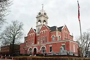 Jones County Courthouse (2017). Das Courthouse entstand 1906 im Stile der Neuromanik. Es war das vierte Gericht- und Verwaltungsgebäude in der Geschichte des County, was auch mit der Verlegung des County Seat von Clinton nach Gray zusammenhängt. Die Baukosten betrugen 35000 US-Dollar (2024: ca. 1.090.000 US-Dollar).