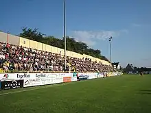 Ausverkaufte Gegentribüne des „Stade Jos Nosbaum“