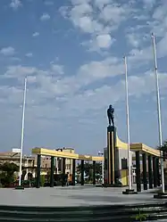 Hauptplatz mit Denkmal für José Abelardo Quiñones