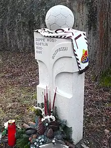 Josef Hügi (1930–1995) genannt Goldfüsschen. Fussballspieler in der Schweizer Nationalmannschaft, Trainer.  Ehrengrab auf dem Friedhof am Hörnli, Riehen, Basel, Schweiz.