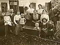 Josef Rainer (links) mit Großfamilie ca. 1913