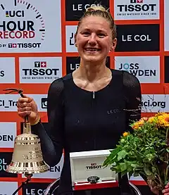 Joscelin Lowden nach ihrer Verbesserung des Stundenweltrekords im Tissot Velodrome (2021)