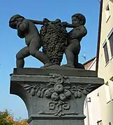 Die Brunnenfiguren von links