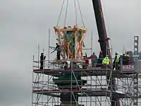 Letzte Handgriffe vor dem Lifting.